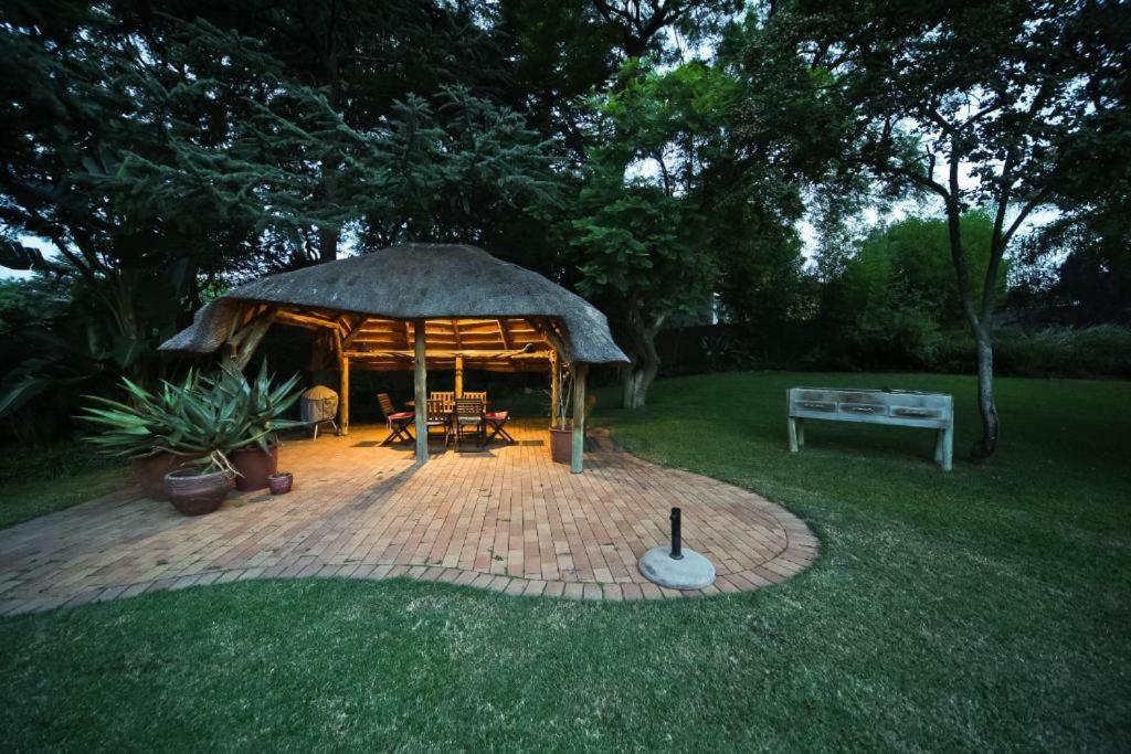 50 On Shepherd Boutique Guest House Сэндтон Экстерьер фото